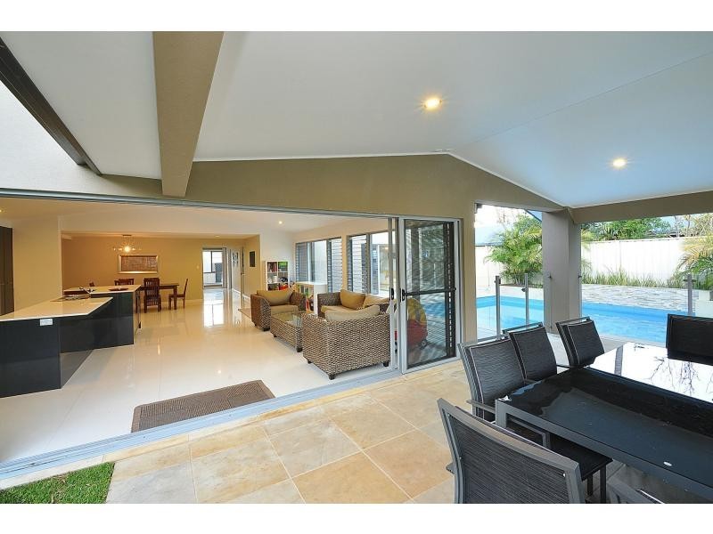 8 Mayra Court, Mermaid Waters QLD 4218