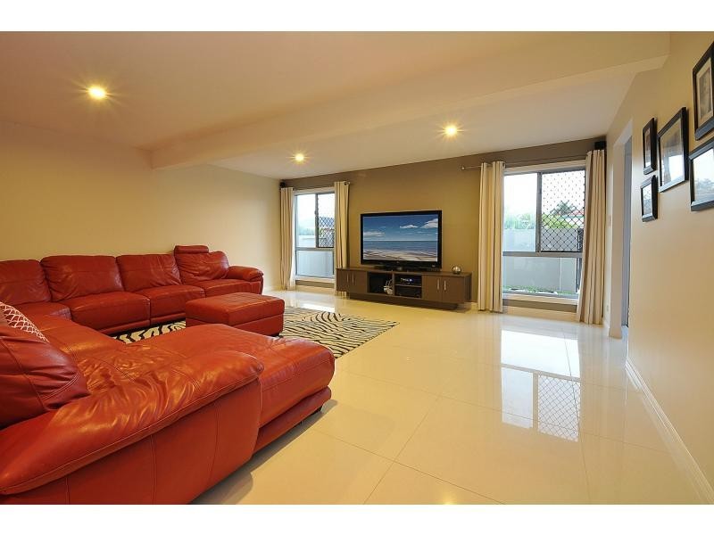 8 Mayra Court, Mermaid Waters QLD 4218