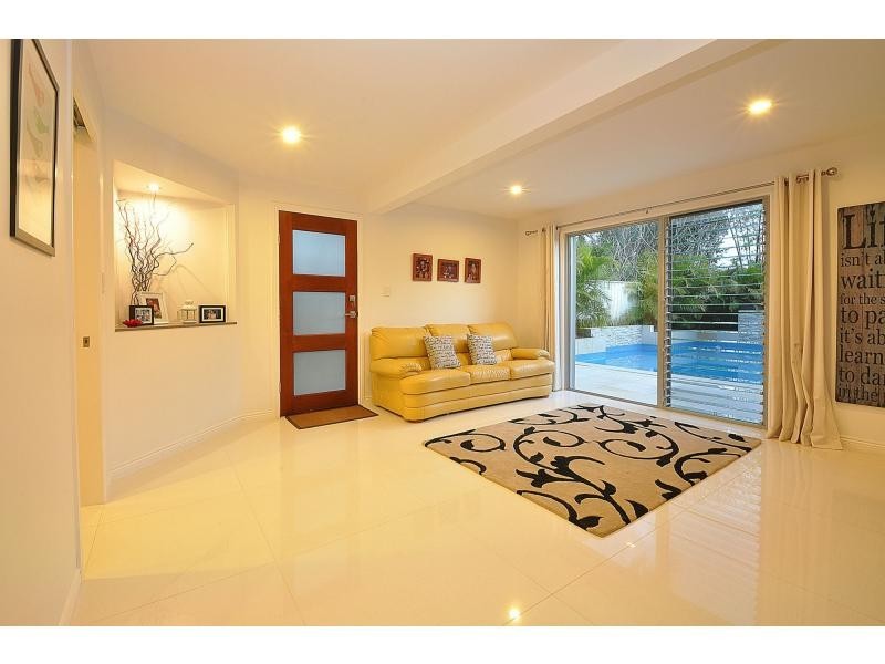 8 Mayra Court, Mermaid Waters QLD 4218