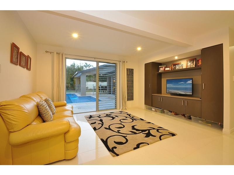 8 Mayra Court, Mermaid Waters QLD 4218