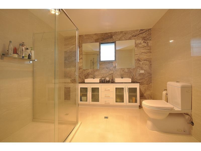 8 Mayra Court, Mermaid Waters QLD 4218