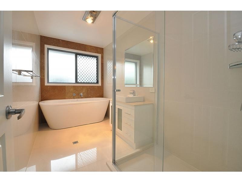 8 Mayra Court, Mermaid Waters QLD 4218