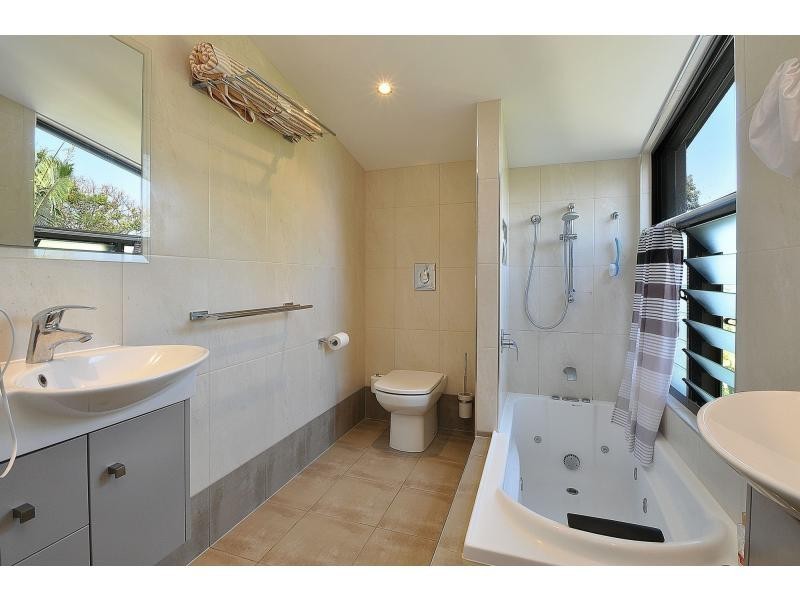 156 Ocean Parade, Burleigh Heads QLD 4220