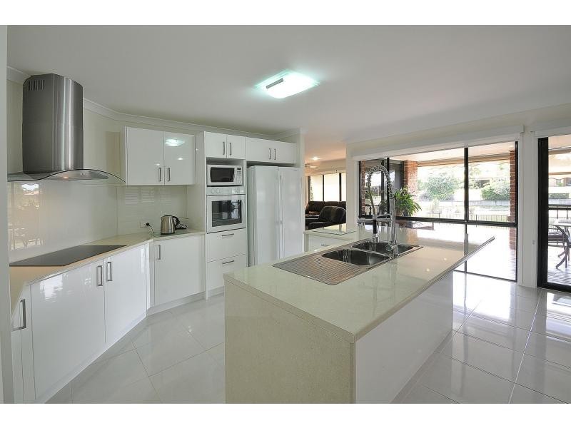 49 Rainbird Close, Burleigh Waters QLD 4220