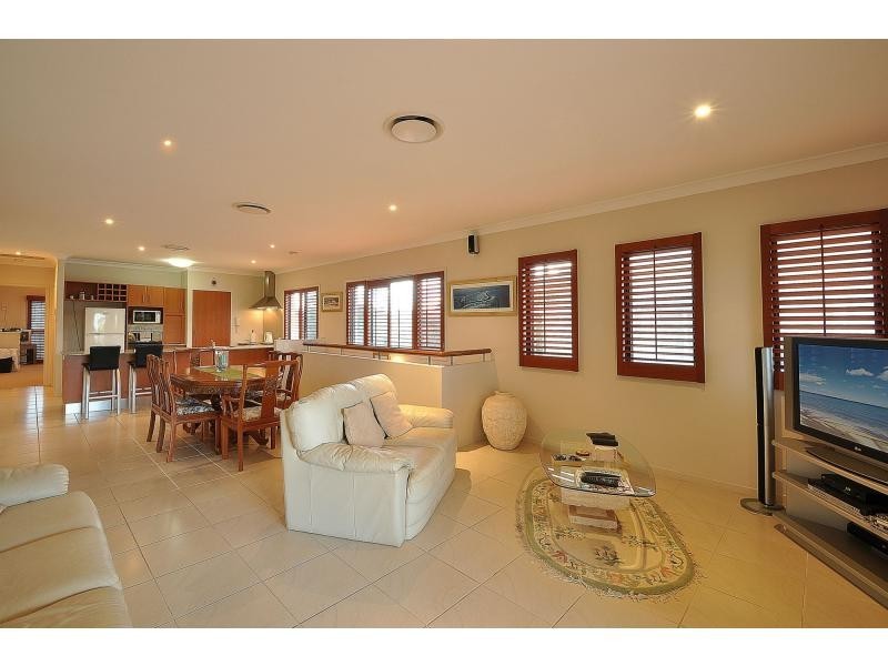 2/14 Gardenia Grove, Burleigh Heads QLD 4220