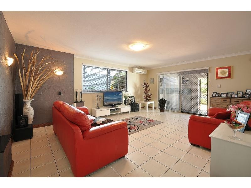 10 Chainey Avenue, Miami QLD 4220