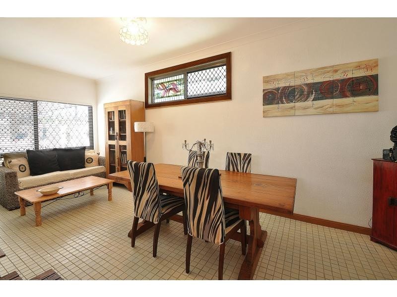 10 Chainey Avenue, Miami QLD 4220