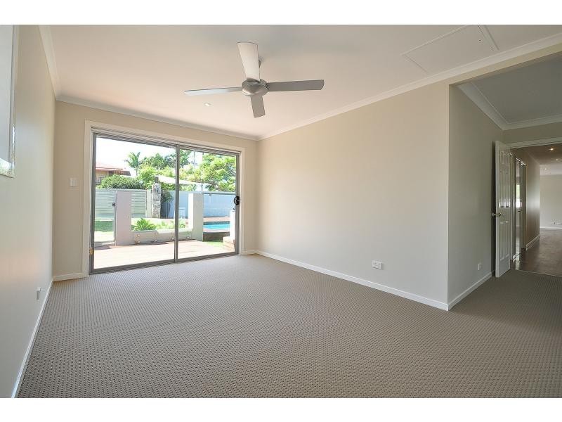 22 Clinton Avenue, Burleigh Waters QLD 4220