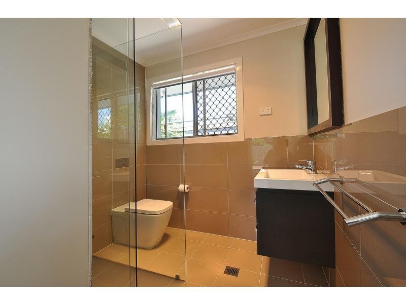 22 Clinton Avenue, Burleigh Waters QLD 4220