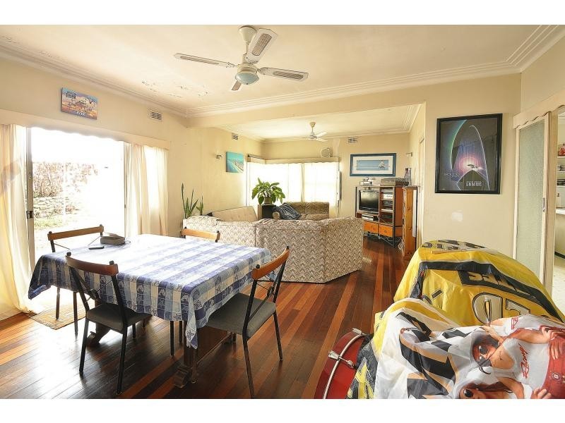 214 Ocean Parade, Burleigh Heads QLD 4220