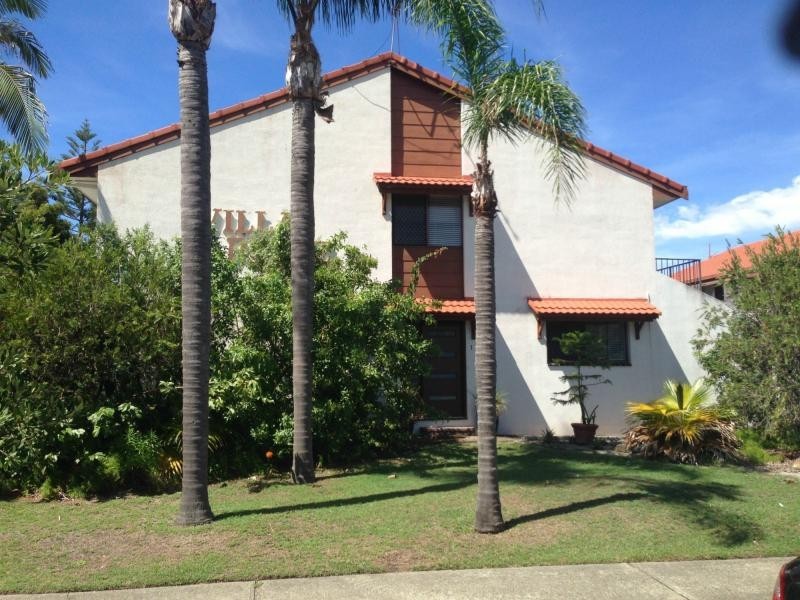 2/5 Aquila Court, Mermaid Waters QLD 4218