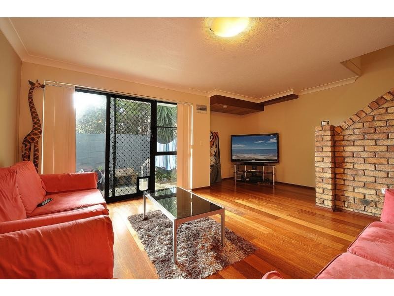 2/5 Aquila Court, Mermaid Waters QLD 4218