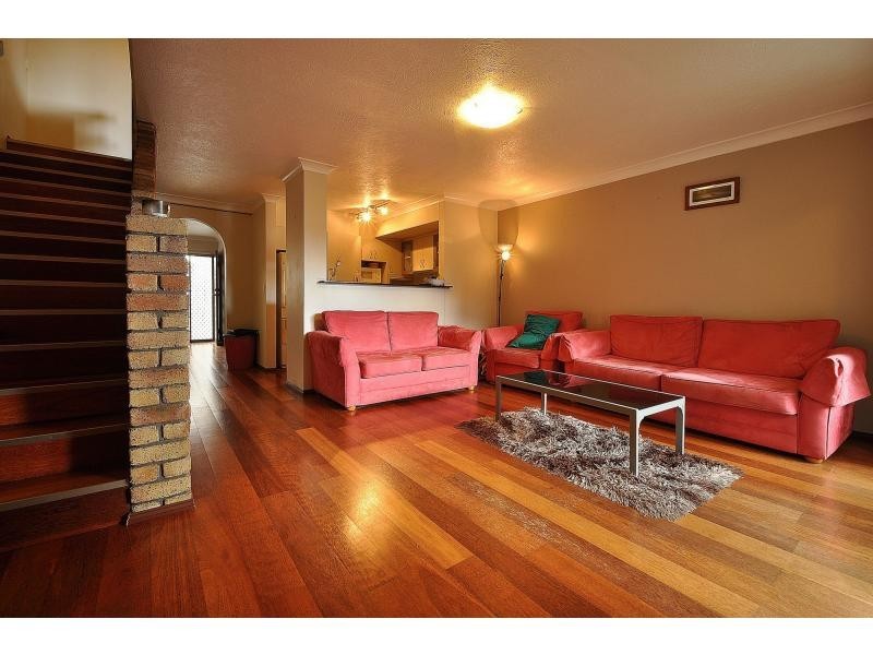 2/5 Aquila Court, Mermaid Waters QLD 4218