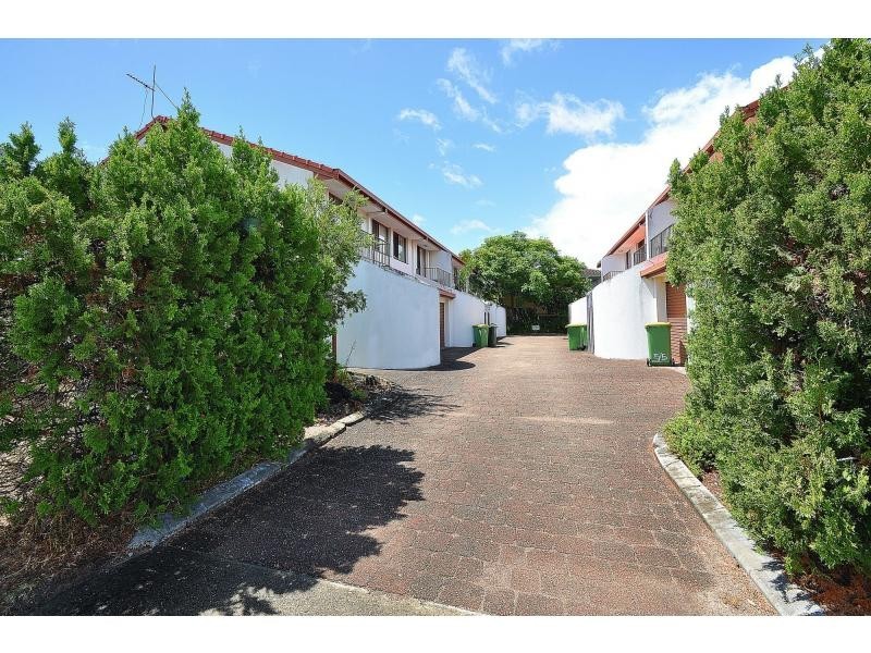 2/5 Aquila Court, Mermaid Waters QLD 4218