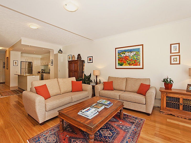 3/4 Park Avenue, Burleigh Heads QLD 4220