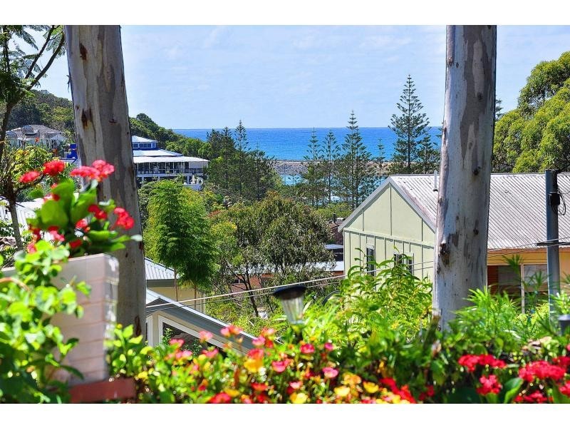 83 Ocean Parade, Burleigh Heads QLD 4220