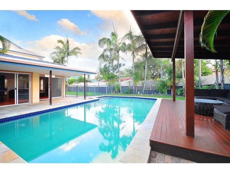 16 Aruma Avenue, Burleigh Waters QLD 4220