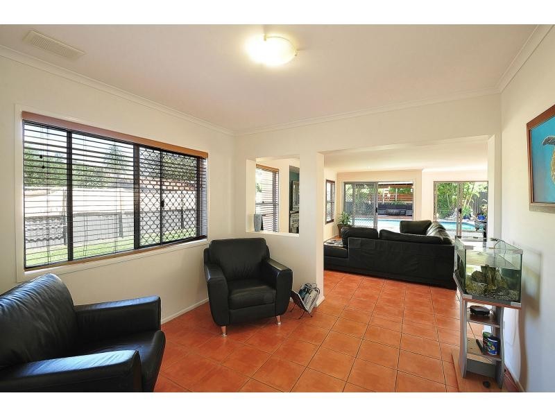 16 Aruma Avenue, Burleigh Waters QLD 4220