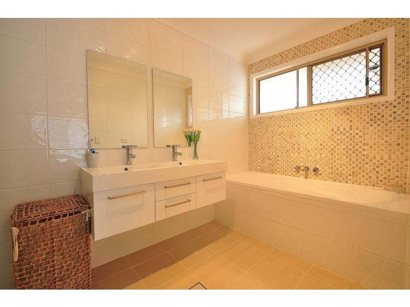 8 Sonama Court, Burleigh Waters QLD 4220