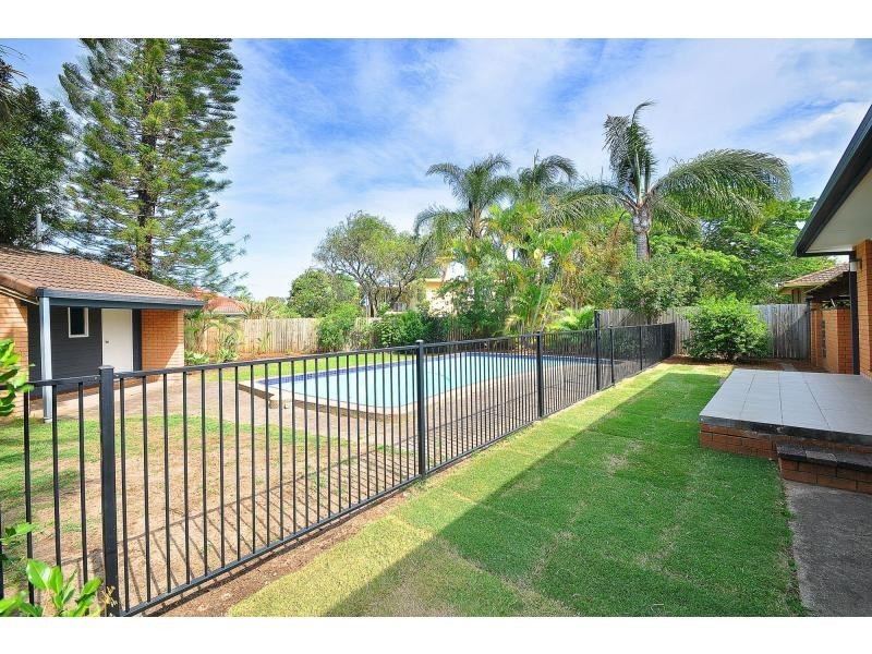 63 Alec Avenue, Mermaid Waters QLD 4218