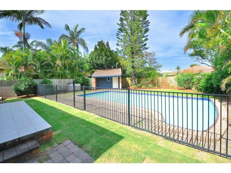 63 Alec Avenue, Mermaid Waters QLD 4218