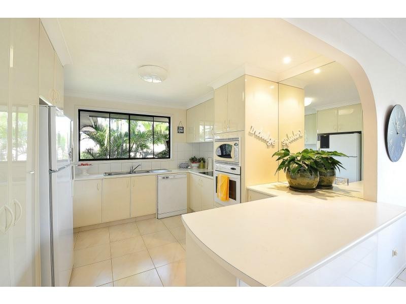 20 Apia Avenue, Clear Island Waters QLD 4226