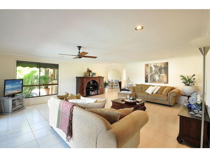 20 Apia Avenue, Clear Island Waters QLD 4226