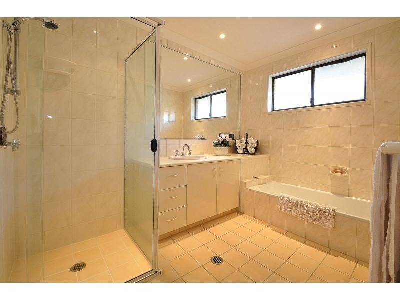 20 Apia Avenue, Clear Island Waters QLD 4226