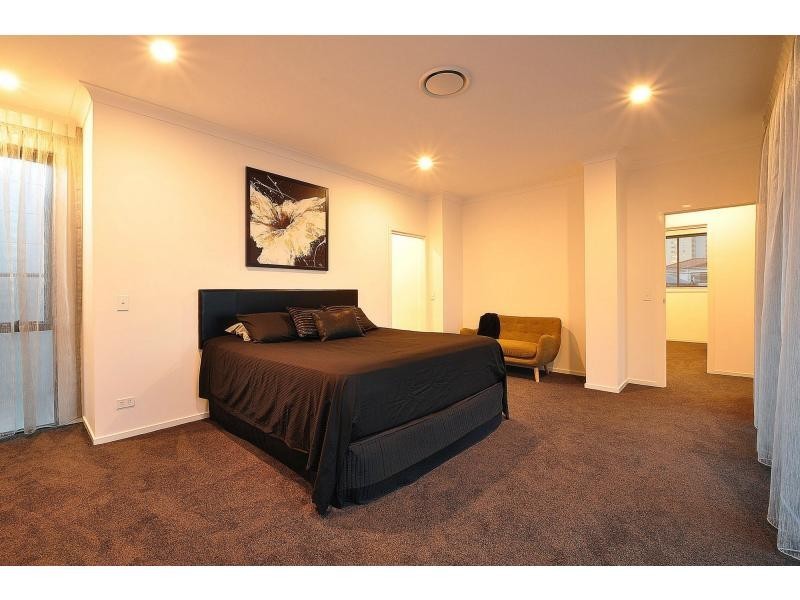 24 Ferny Fairway, Burleigh Heads QLD 4220