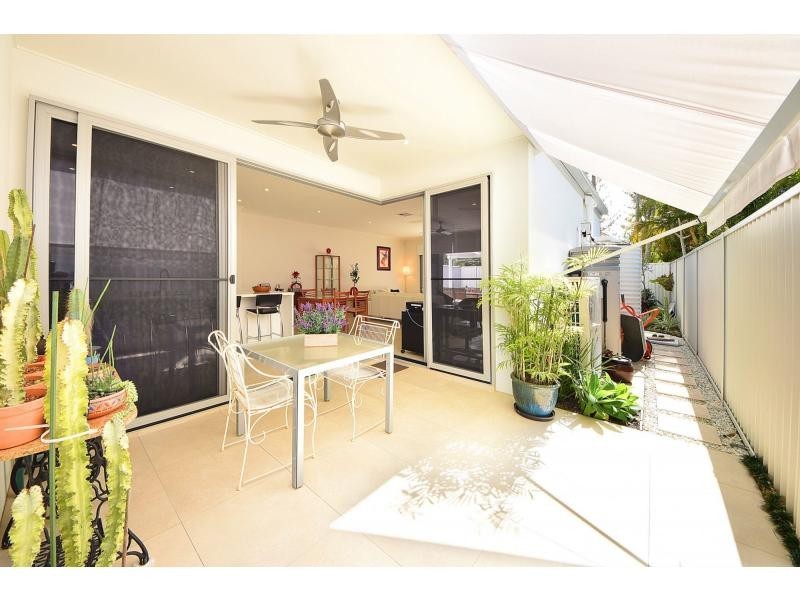 2/5 Ferny Fairway, Burleigh Heads QLD 4220