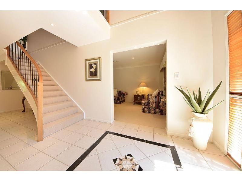 4 Sea Eagle Drive, Burleigh Waters QLD 4220