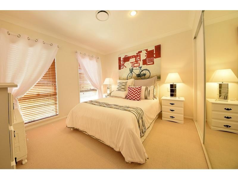 4 Sea Eagle Drive, Burleigh Waters QLD 4220