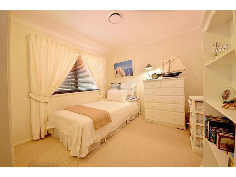 4 Sea Eagle Drive, Burleigh Waters QLD 4220