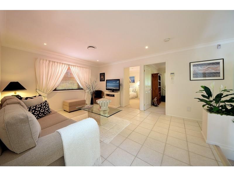 4 Sea Eagle Drive, Burleigh Waters QLD 4220