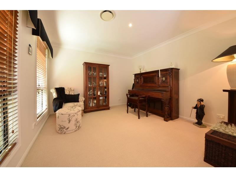 4 Sea Eagle Drive, Burleigh Waters QLD 4220