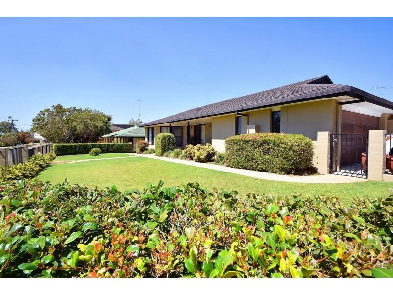 2 Bradley Avenue, Miami QLD 4220