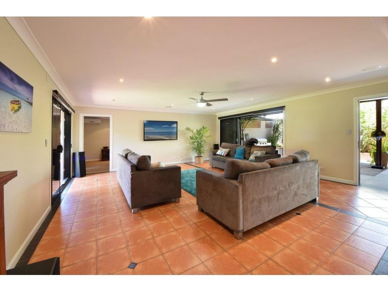 8 Babbler Court, Burleigh Waters QLD 4220