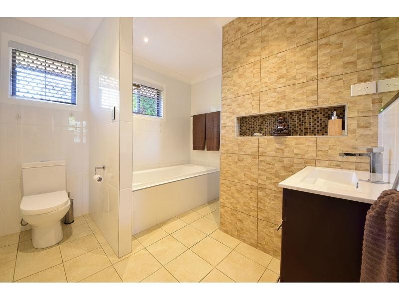 8 Babbler Court, Burleigh Waters QLD 4220