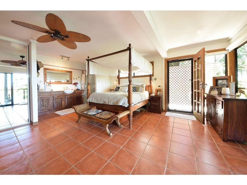 120 Ocean Parade, Burleigh Heads QLD 4220