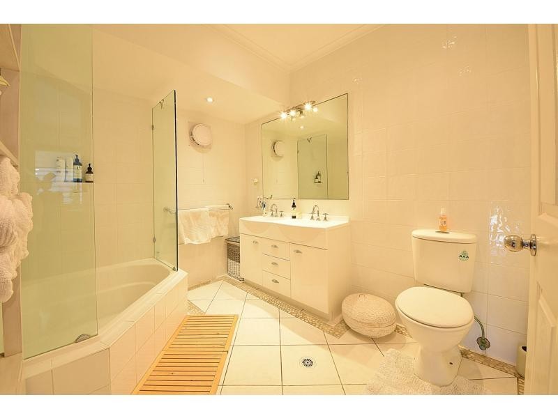 120 Ocean Parade, Burleigh Heads QLD 4220