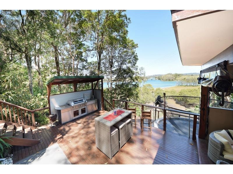 120 Ocean Parade, Burleigh Heads QLD 4220