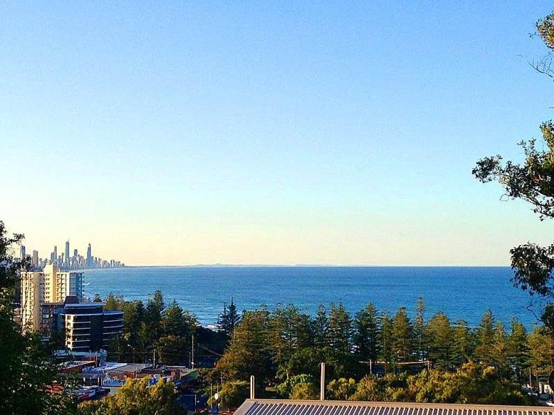 2/18 Brake Street, Burleigh Heads QLD 4220