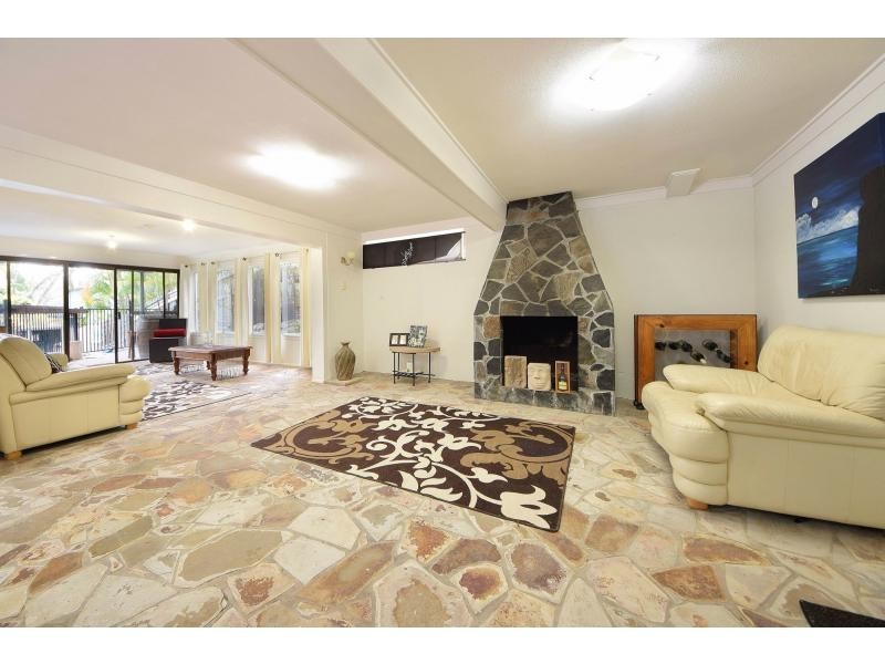 82 Ocean Parade, Burleigh Heads QLD 4220