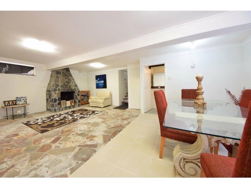 82 Ocean Parade, Burleigh Heads QLD 4220