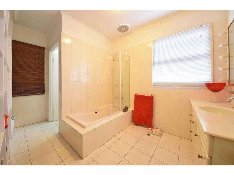 82 Ocean Parade, Burleigh Heads QLD 4220