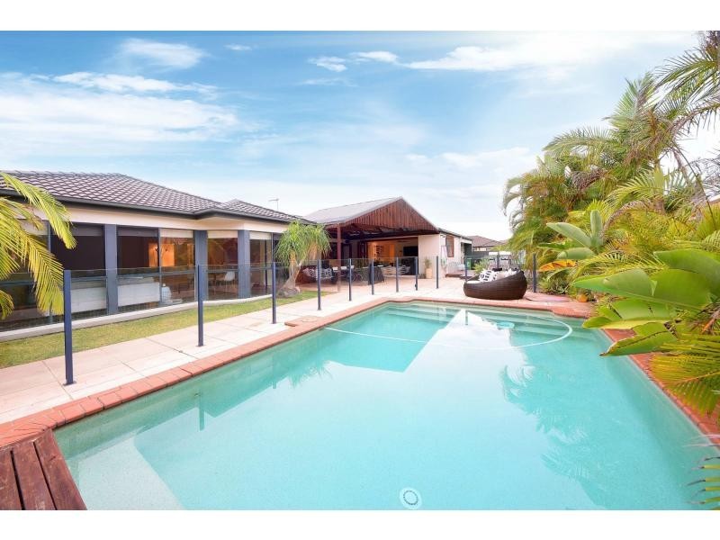 4 Taveuni Street, Burleigh Waters QLD 4220