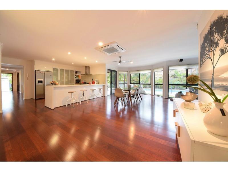 4 Taveuni Street, Burleigh Waters QLD 4220