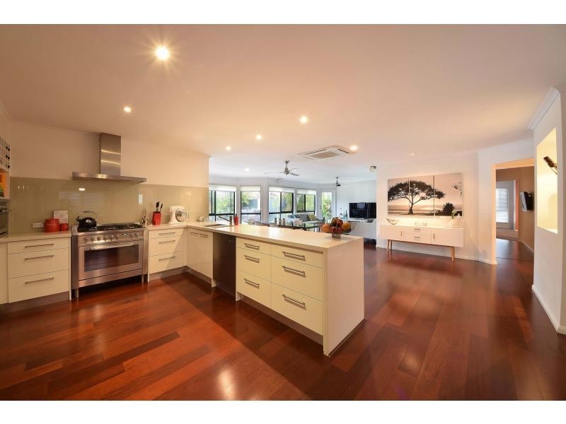 4 Taveuni Street, Burleigh Waters QLD 4220