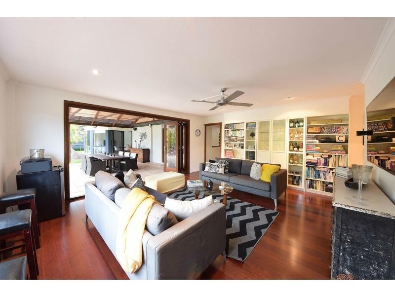 4 Taveuni Street, Burleigh Waters QLD 4220