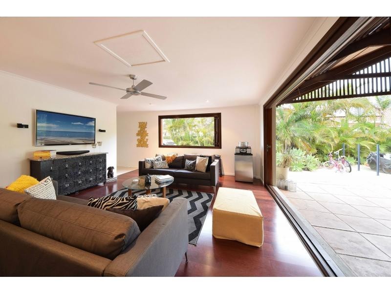 4 Taveuni Street, Burleigh Waters QLD 4220